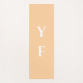 Peach color yoga mat with custom name initials (Voorkant)