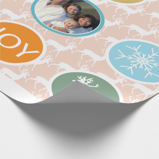 Peach Family Photo Reindeer Kerstmis Merry Bright Cadeaupapier (Hoek)