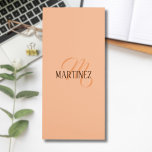 Peach Fuzz Elegante gepersonaliseerde naam Magnetisch Notitieblok<br><div class="desc">Trendy Color Peach Fuzz en Elegant gepersonaliseerde naam en monogram.</div>
