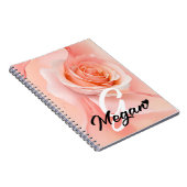 Peach Fuzz Roos Achtergrond Monogram Naam Hart Notitieboek (Rechterzijde)