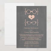 Peach Geeky Glasses Chalkboard Wedding Invite Kaart (Voorkant / Achterkant)