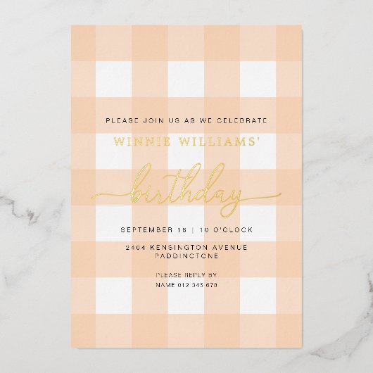 Peach Gingham Birthday Gold Foil uitnodiging (Voorkant)