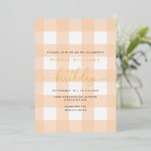 Peach Gingham Birthday Gold Foil uitnodiging (Staand Voorkant)