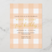 Peach Gingham First Birthday Gold Foil Invitation Folie Uitnodiging (Voorkant)