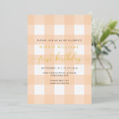 Peach Gingham First Birthday Gold Foil Invitation Folie Uitnodiging (Staand Voorkant)