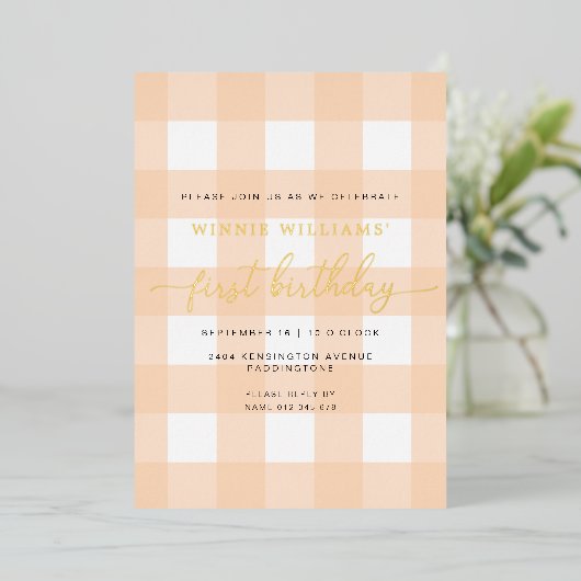 Peach Gingham First Birthday Gold Foil Invitation Folie Uitnodiging (Staand Voorkant)