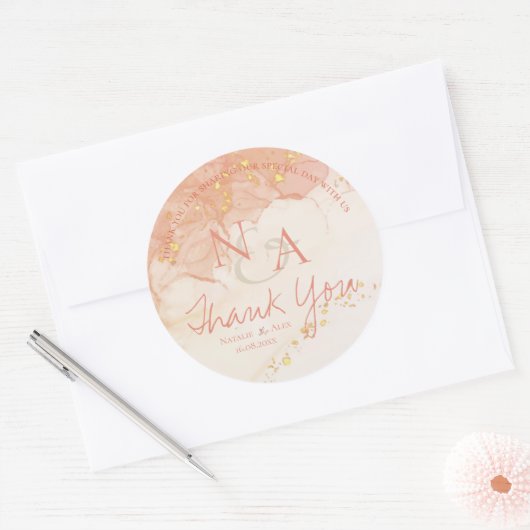 Peach Gold Marble Cute Monogram Weddenschap Hartel Ronde Sticker (Envelop)