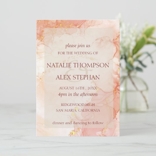 Peach Gold Marble Effect Monogram Elegant Wedding Kaart (Staand voorkant)