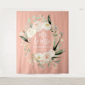 Peach + green Mr & Mrs waterverf floral bruiloft Wandkleed (Voorkant)