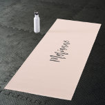 Peach grey aangepaste naam script yogamat<br><div class="desc">Perzikkleurige achtergrond. Personaliseer en voeg jouw namen toe. Grijs handgeschreven stylescript. Terug: geen ontwerp</div>
