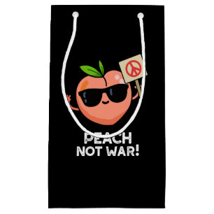 Peach not War Funny Fruit Pun Dark BG Klein Cadeauzakje