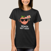 Peach not War Funny Fruit Pun Dark BG T-shirt (Voorkant)