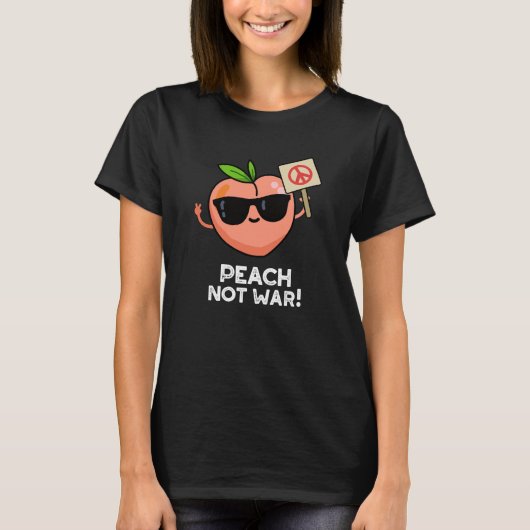 Peach not War Funny Fruit Pun Dark BG T-shirt (Voorkant)