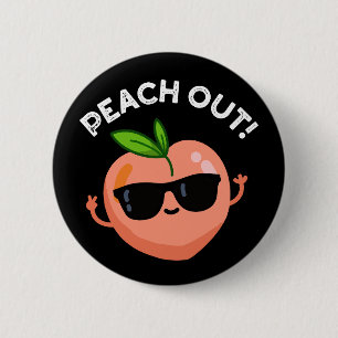Peach out Funny Fruit Pun Dark BG Ronde Button 5,7 Cm