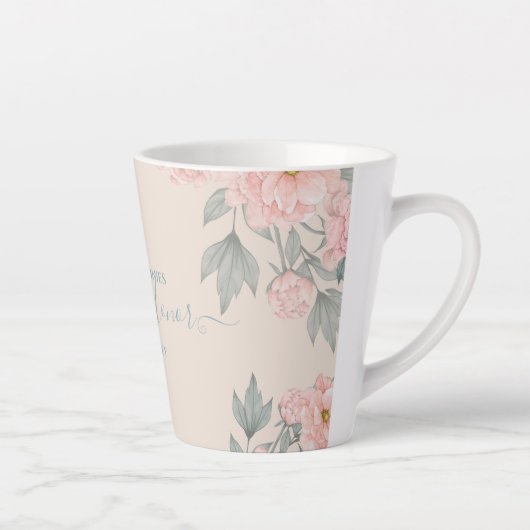 Peach Peonies Sage Floral budget Weddenschap Latte Mok (Rechts)