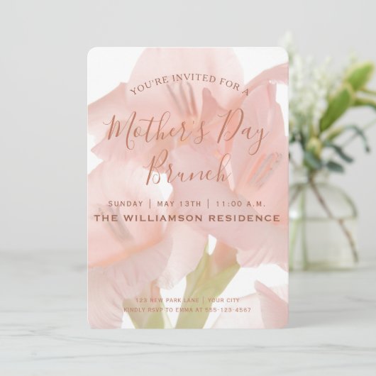 Peach roink Flowers Moederdag Brunch Invitation Kaart (Staand voorkant)