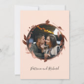 Peach Roos Monogram Calligraphy Photo Weddenschap Kaart (Achterkant)