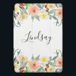 Peach roze crème Waterverf Floral Boho iPad Pro Cover<br><div class="desc">Deze iPad-draagtas is een roze en roomroze waterverf en jouw naam is een kalligrafisch script. Het is zeker een oogvanger wanneer iemand je tablet in je handen ziet!</div>