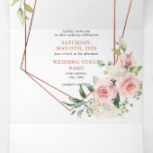 Peach roze Floral eucalyptus Weddenschap Drieluik Uitnodiging (Binnenkant midden)