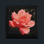 Peach Roze roze bloem Cadeaudoosje<br><div class="desc">Peach roze Roze mooie foto van een perachy roze roos van de kunstenaar Sandra Marie Closs . Voeg je eigen tekst, naam of monogram toe aan creëer het perfecte product voor elke keer. Wedding, feestfeest, sympathie, verjaardag, baby shower, een feest of gewoon om je dag wat mooier te maken. bloem,...</div>