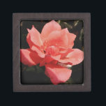 Peach Roze roze bloem Premium Cadeau Doosje<br><div class="desc">Peach roze Roze mooie foto van een perachy roze roos van de kunstenaar Sandra Marie Closs . Voeg je eigen tekst, naam of monogram toe aan creëer het perfecte product voor elke keer. Wedding, feestfeest, sympathie, verjaardag, baby shower, een feest of gewoon om je dag wat mooier te maken. bloem,...</div>