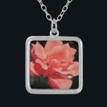 Peach Roze roze bloem Zilver Vergulden Ketting<br><div class="desc">Peach roze Roze mooie foto van een perachy roze roos van de kunstenaar Sandra Marie Closs . Voeg je eigen tekst, naam of monogram toe aan creëer het perfecte product voor elke keer. Wedding, feestfeest, sympathie, verjaardag, baby shower, een feest of gewoon om je dag wat mooier te maken. bloem,...</div>