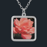 Peach Roze roze bloem Zilver Vergulden Ketting<br><div class="desc">Peach roze Roze mooie foto van een perachy roze roos van de kunstenaar Sandra Marie Closs . Voeg je eigen tekst, naam of monogram toe aan creëer het perfecte product voor elke keer. Wedding, feestfeest, sympathie, verjaardag, baby shower, een feest of gewoon om je dag wat mooier te maken. bloem,...</div>