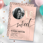 Peach Sparkler Sweet 16 Verjaardag Foto Folie Uitnodiging<br><div class="desc">Vier een fantastische Sweet 16 met deze charmante perzikkleurige uitnodiging, met sprankelende accenten en een aanpasbare foto-optie. Ideaal voor een mijlpaalverjaardag, deze folie bevat details die een vleugje elegantie toevoegen. Personaliseer het met de naam van het verjaardagsmeisje, de details van het evenement en een favoriete foto om een unieke en...</div>