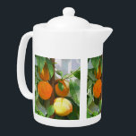 PEACHES THEEPOT<br><div class="desc">Een  artistieke waterverf van perziken die op de boom groeien.</div>