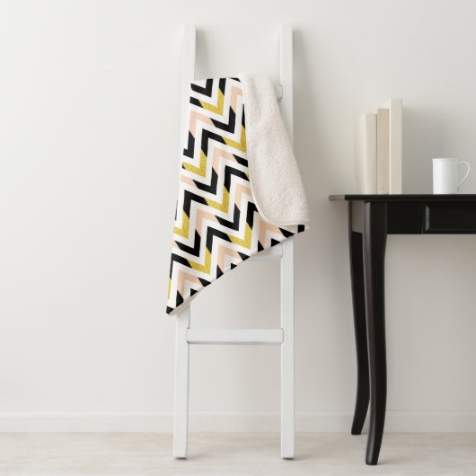 Peachy Pink, Black, Gold en White Chevron Pattern Sherpa Deken (In situ)