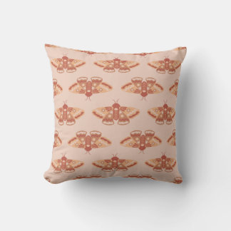Peachy Retro Moth – delicate herhalende print Kussen