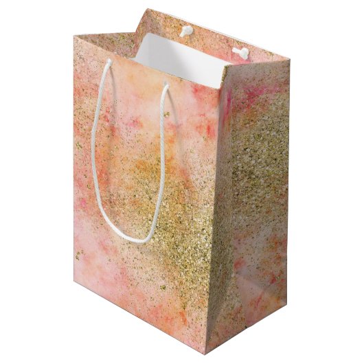 Peachy Roze Waterverf Gouden Faux Glitter Medium Cadeauzakje (Voorkant Gekanteld)