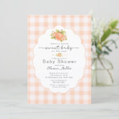 Peachy Sweet Baby Shower Gingham Uitnodiging (Staand voorkant)
