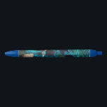 Peacock blauw & groen moderne elegante aangepaste  blauwe inkt pen<br><div class="desc">De elegante kleuren van de pauw, blauwgroen en smaragdgroen zullen karakter en kleur aan uw decor toevoegen. Combineer deze pen met tafellamp met het accentkussen voor een uniek decor. De pauw is een van mijn echte foto's. De moderne werveling en kleuren zijn verfijnd. U kunt de pauw verwijderen of de...</div>