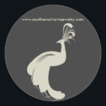 PEACOCK BLOEIEN IN BRUINE/GRIJZE RONDE STICKER<br><div class="desc">Een elegante bruine pauw is gecentreerd op dit donkergrijze label. Volledig aanpasbaar.</div>