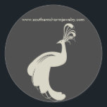 PEACOCK BLOEIEN IN BRUINE/GRIJZE RONDE STICKER<br><div class="desc">Een elegante bruine pauw is gecentreerd op dit donkergrijze label. Volledig aanpasbaar.</div>