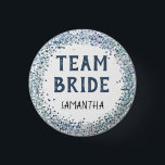 Peacock Blue Glitter Team Bride Name Ronde Button 3,2 Cm<br><div class="desc">Peacock Blue Glitter Team Bride naam. Glitzy leuk voor je vrijgezellenfeest,  als je nacht of vrijgezellenfeest hebt. Pas de naam eenvoudig aan.</div>