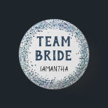 Peacock Blue Glitter Team Bride Name Ronde Button 3,2 Cm<br><div class="desc">Peacock Blue Glitter Team Bride naam. Glitzy leuk voor je vrijgezellenfeest,  als je nacht of vrijgezellenfeest hebt. Pas de naam eenvoudig aan.</div>