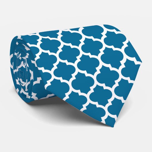 Peacock Blue White Moroccan Quatrefoil Pattern #5 Stropdas (Opgerold)