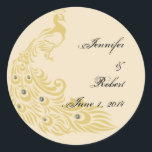 Peacock Elegance Art Deco Bruiloft Envelop Seal Ronde Sticker<br><div class="desc">Dit prachtige ontwerp, genaamd Peacock Elegance met een Art Deco-flair Wedding, zou een dramatische manier zijn om de toon te zetten voor je moderne maar elegante bruiloft of gebeurtenis. De achtergrond is crème met kunstdeco-lijst accenten en pauwveren of pauzes. Deze set bevat uitnodigingen, behalve datumkaarten, reactiekaarten, dankuwel kaarten, tentkaarten voor...</div>