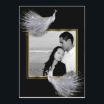 Peacock Elegance Black, Gold Wedding Invitation Kaart<br><div class="desc">Dit prachtige en elegante ontwerp, genaamd Peacock Elegance in Black, Gold and White Wedding, heeft een zwarte achtergrond. Er is een gouden grens om je foto aan de voorkant te lijsten met twee witte pauzes aan de tegenovergestelde hoeken. Jouw tekst gaat achterin. Dit zou perfect zijn voor je bruiloft of...</div>