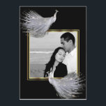 Peacock Elegance Black, Gold Wedding Invitation Kaart<br><div class="desc">Dit prachtige en elegante ontwerp, genaamd Peacock Elegance in Black, Gold and White Wedding, heeft een zwarte achtergrond. Er is een gouden grens om je foto aan de voorkant te lijsten met twee witte pauzes aan de tegenovergestelde hoeken. Jouw tekst gaat achterin. Dit zou perfect zijn voor je bruiloft of...</div>