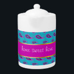 Peacock en Magenta Paisley Patroon Theepot<br><div class="desc">Vet en mooi - deze felle kleuren zijn niet voor de timide - Pauw blauw met felle Magenta en Amethist paarse accenten deze paisley print - We hebben alle afbeeldingen die in dit ontwerp worden gebruikt aanpasbaar gelaten - Je kunt met hen spelen naar hartenlust - Klik op de oranje...</div>