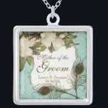 Peacock & Etchings Moeder van de Groom Zilver Vergulden Ketting<br><div class="desc">De tekst luidt: "Moeder van de Groom, bruid & bruidegom's namen & trouwdatum." Deze elegante pauw, damask en etchings design zijn te vinden op een breed scala aan trouwproducten, inclusief uitnodigingen. Dit sterling Silver keepasebesta ketting is perfect voor een Vrijgezellenfeest cadeau aan de bruid, voor bruidskaarten voor sieraden die draag...</div>