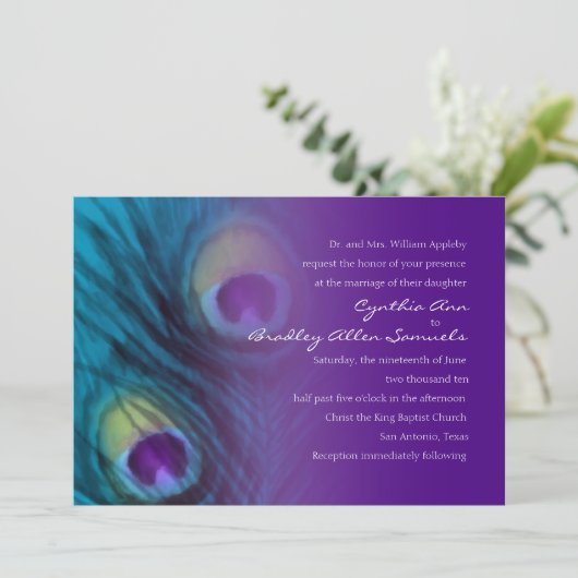 Peacock Fantasy Paarse bruiloft uitnodiging (Staand voorkant)