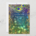 Peacock Feather Antiek  gouden rol Bokeh Save The Date<br><div class="desc">Overeenstemmende FOTO SAVE THE DATE: Dit ontwerp heeft een sprankelende glitter look lijsten rand en hand waterkleurige pauwenveren versierd met grafisch ontworpen diamantjuwelen (LET OP: dit is een platte gedrukte uitnodiging er is geen echte gouden glitter of metaalachtige folie of inkt gebruikt) over een diepe rijke bokeh fonkeling, twinkelende lichtjes...</div>