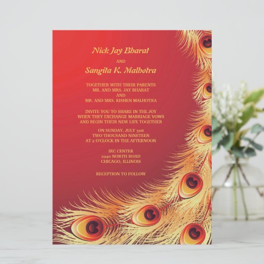 Peacock Feather Elegant Red Wedding Invitation Kaart (Staand voorkant)