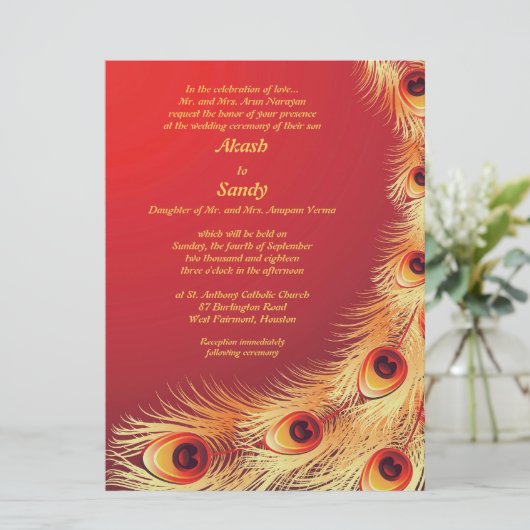 Peacock Feather Elegant Red Wedding Invitation Kaart (Staand voorkant)