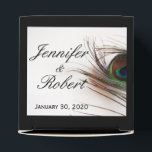 Peacock Feather Glamour Wedding Favor Box Bedankdoosjes<br><div class="desc">Dit prachtige en elegante ontwerp, genaamd Peacock Feather Glamor Wedding, heeft een witte achtergrond met een zwarte rand boven en onder. Er is een prachtig staartveerblad van de pauw rechts. Dit zou perfect zijn voor je bruiloft of gebeurtenis. Deze set bevat uitnodigingen, behalve datumkaarten, reactiekaarten, dankuwel kaarten, tentkaarten voor tabelnummers,...</div>