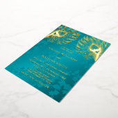 Peacock Feather Jewel Tone Gold Wedding Folie Uitnodiging (Gedraaid)